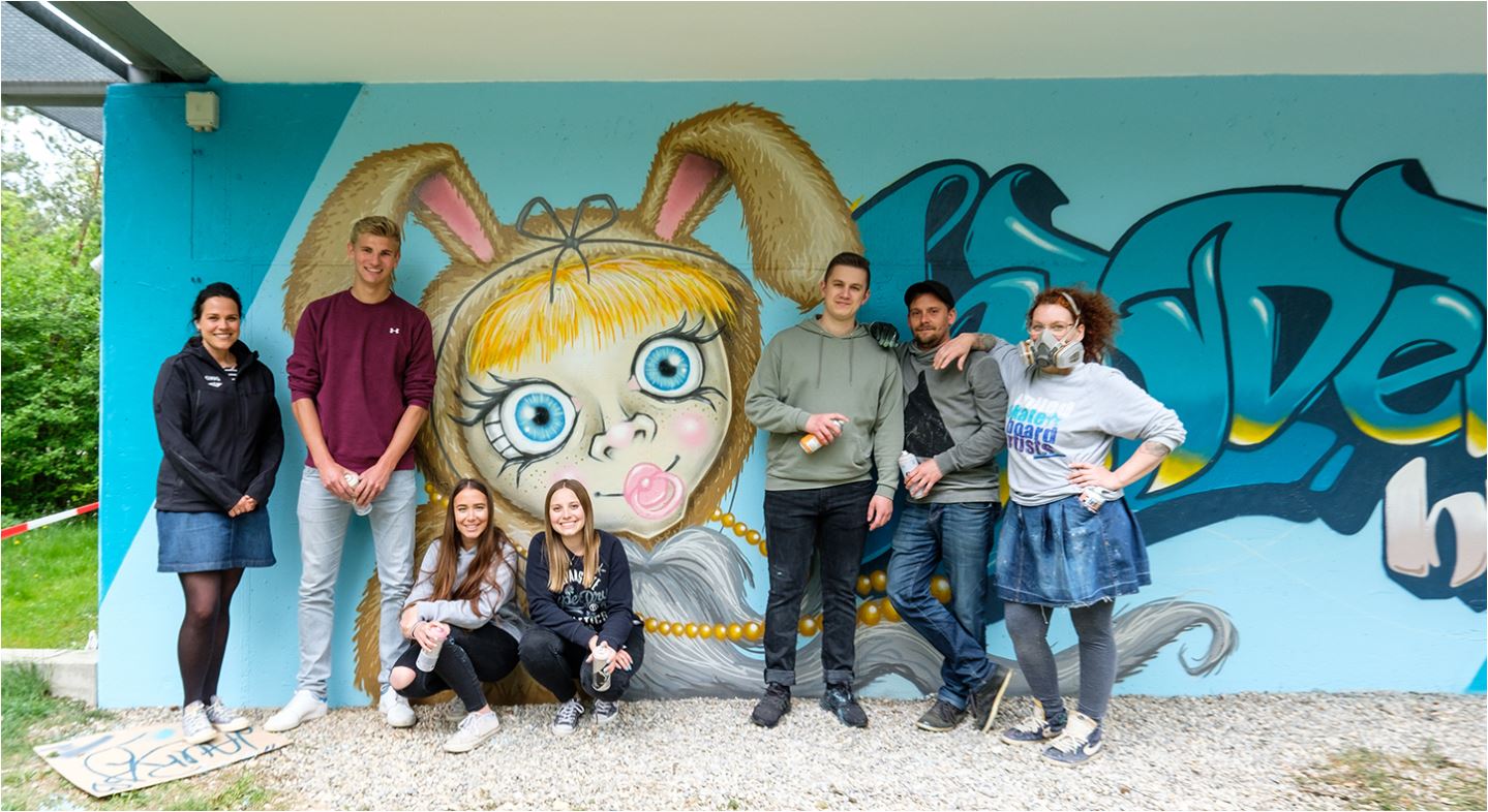 Azubis der GWG München gestalten Graffiti im Hasenbergl