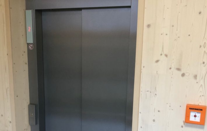 Holz im Aufzugsschacht – so werden 24 Schulen in Berlin barrierefrei