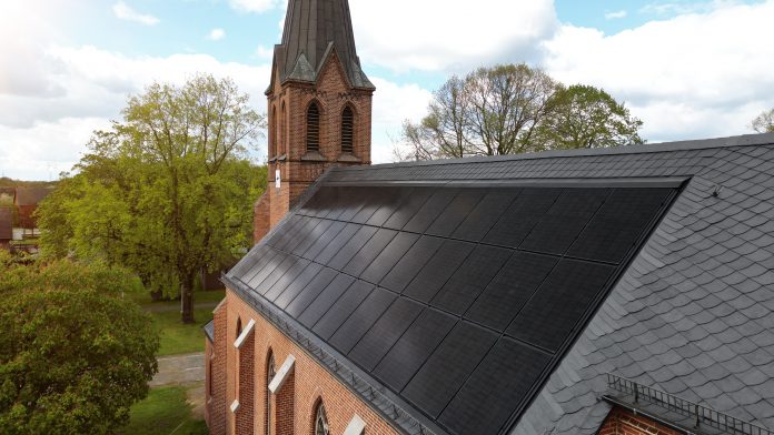 Kirchensanierung mit dem Indach-Photovoltaiksystem Kirchensanierung mit dem Indach-Photovoltaiksystem