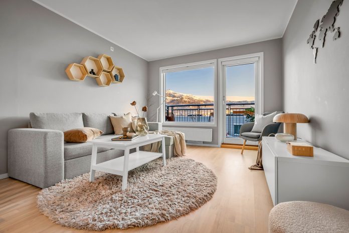 Ein mit Künstlicher Intelligenz generiertes Bild – hier eines Wohnzimmers – kann im Vertrieb, aber ebenso in der Hausverwaltung eine wichtige Unterstützung sein.