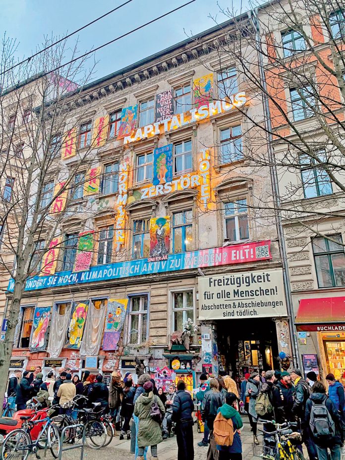 Das Tuntenhaus in der Kastanienallee 86, ebenfalls im Stadtteil Prenzlauer Berg, ist einer der letzten Neuzugänge der Selbstbau e.G. Das Haus konnte mithilfe eines bezirklichen Vorkaufsrechts vor dem Privatverkauf und der dann erwartbaren Mietpreissteigerung geschützt werden.