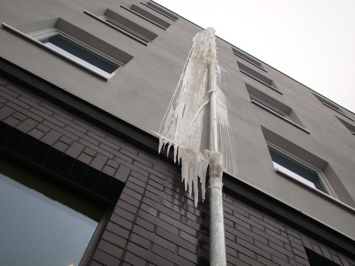 Regenwasserfallrohr ist vereist. Foto: Gerd Warda