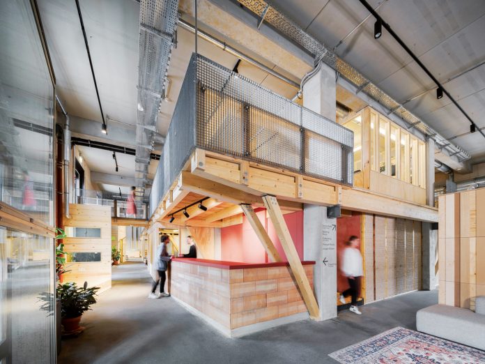 Radikal nachhaltig und kreislauffähig: Impact Hub Berlin im CRCLR-Haus in Berlin von LXSY Architekten.