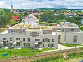 Grün in Großweikersdorf: Die Beheizung der Wohnhausanlage der Genossenschaft „Schönere Zukunft“ erfolgt über eine effiziente Wärmepumpe, die durch eine Photovoltaikanlage unterstützt wird.