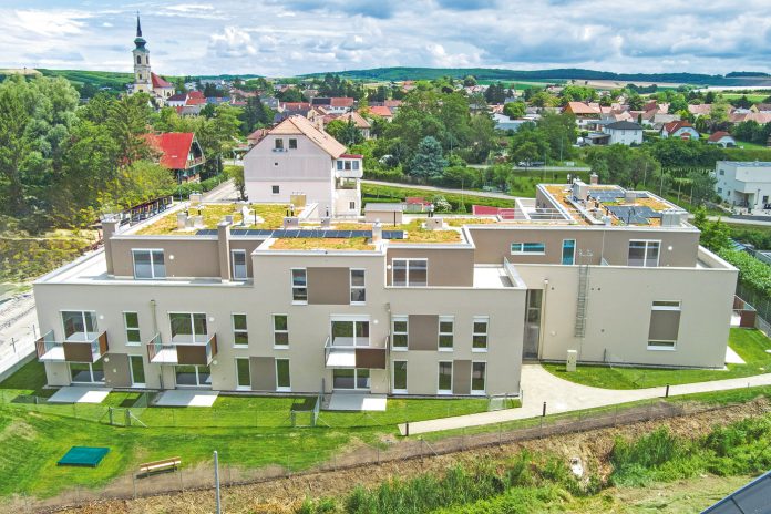 Grün in Großweikersdorf: Die Beheizung der Wohnhausanlage der Genossenschaft „Schönere Zukunft“ erfolgt über eine effiziente Wärmepumpe, die durch eine Photovoltaikanlage unterstützt wird.