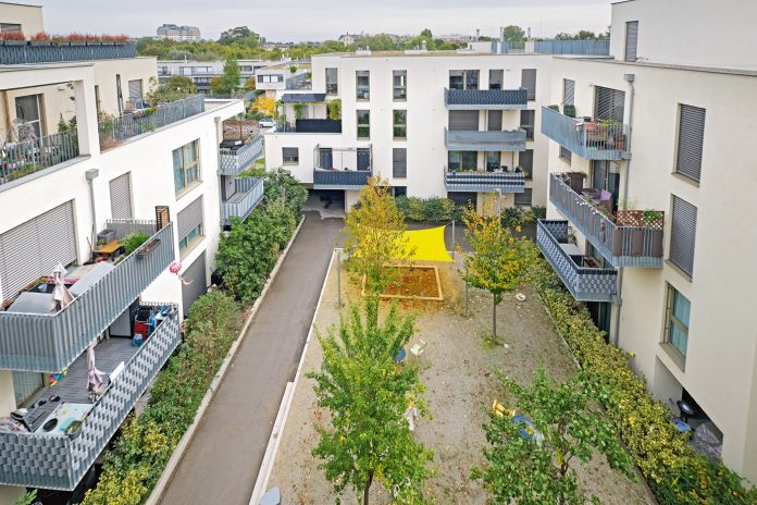 Der kühle Herbstwind vertrieb die Bewohner:innen vom Gemeinschaftstreff – ein zentraler Platz, der gerne bei angenehmen Temperaturen genutzt wird. Fotos: Florian Albert