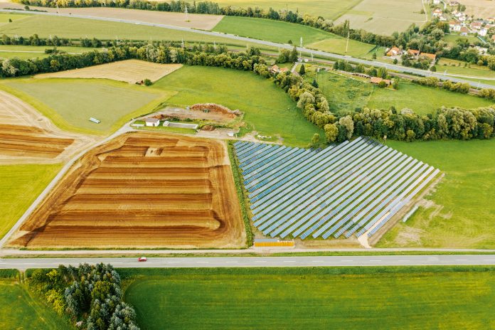 Österreichs größte solarthermische Anlage: Die erzeugte Wärme wird in das mehr als zehn Kilometer lange Fernwärmenetz der Kelag Energie & Wärme eingespeist. Österreichs größte solarthermische Anlage: Die erzeugte Wärme wird in das mehr als zehn Kilometer lange Fernwärmenetz der Kelag Energie & Wärme eingespeist.