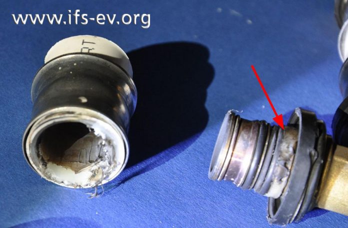 Hinter dem Kaminofen traten Wasser und Dampf aus