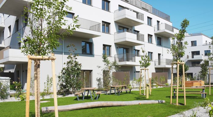 Quartier „Am Hirschfeld“ vom ÖSW: 110 geförderte Mietwohnungen profitieren von der massiven Bauweise. Die Speichermasse von Beton wird über Erdwärme zum Heizen und Kühlen genützt. Fotos: ÖSW, Lukas Lorenz