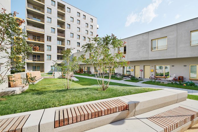 Geförderter Wohnbau im Quartier Berresgasse: Der Bauträger Familienwohnbau und das Architekturbüro Franz&Sue setzten dabei auf im Werk vorgefertigte, tragende Fassadenverbundelemente.