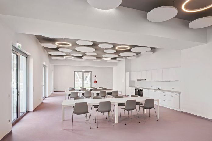 Gemeinschaftsraum am Campo-Breitenlee in Wien: Nutzungsszenarien und Regeln werden partizipativ unter Moderation von Soziolog:innen ausgearbeitet. Foto: Hertha Hurnaus, Wien-Süd, Leeb