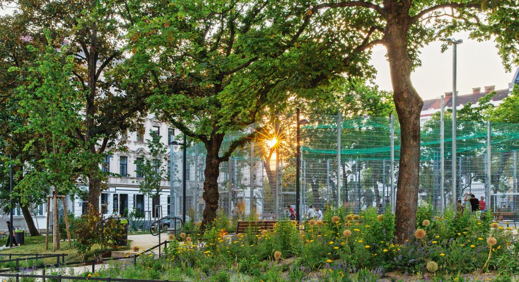Wieningerplatz: Die Neugestaltung des Wieningerplatzes von Yewo Landscapes zeigt, wie eine vernachlässigte Fläche zu einer klimaresilienten Parkanlage transformiert werden kann. Auf 4.600 Quadratmeter entstand im Westbahnhofviertel ein inklusiver Freiraum mit erhaltenen Altbäumen, neuen Grünzonen und innovativen Wassermanagementsystemen. Das Angebot umfasst Outdoor- Fitnessgeräte, einen Calisthenics-Bereich, einen renovierten Ballspielplatz sowie Tischtennistische und Hängematten für alle Altersgruppen. Artenvielfalt fördern gezielt gepflanzte Hibiskussträucher und Kornelkirschen, die Vögeln und Insekten urbanen Lebensraum bieten.