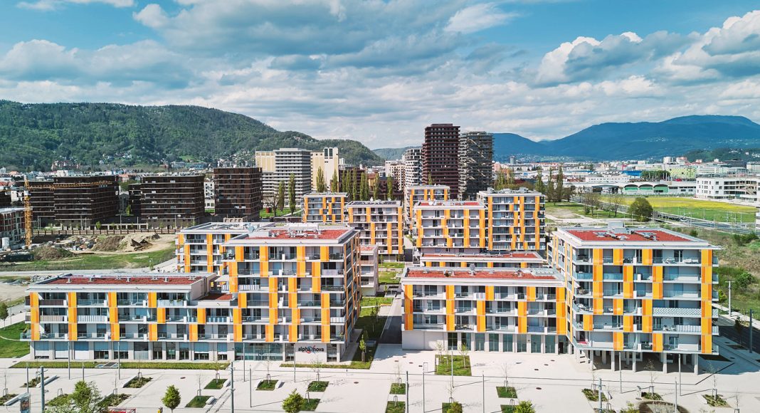 Reininghaus wächst. Im Vordergrund der Jochen-Rindt-Platz mit den Schwammstadt-Bäumen und dem ruhigeren Quartier 6a, dahinter die Wohntürme beim Reininghauspark. Fotos: Chris Radl, Martin Schönbauer