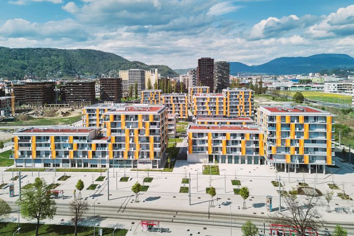 Reininghaus wächst. Im Vordergrund der Jochen-Rindt-Platz mit den Schwammstadt-Bäumen und dem ruhigeren Quartier 6a, dahinter die Wohntürme beim Reininghauspark. Fotos: Chris Radl, Martin Schönbauer