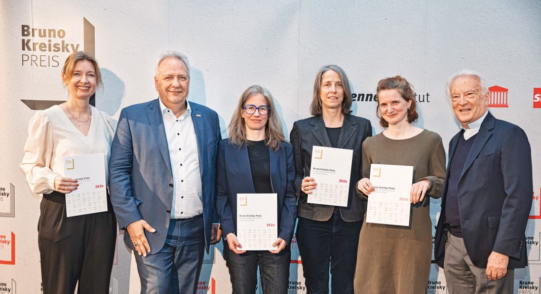 Maria Maltschnig, Direktorin Karl-Renner-Institut, Michael Gehbauer, mit den Preisträgerinnen Anne Kockelkorn, Susanne Schindler, Rebekka Hirschberg und Hannes Swoboda, Präsident AzW. Foto: Astrid Knie