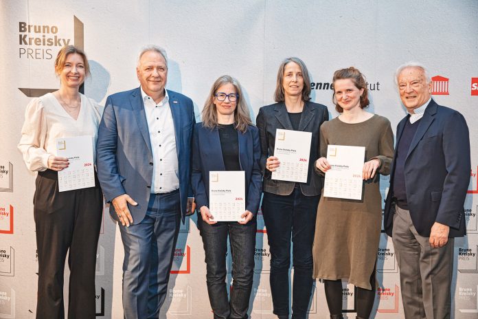 Maria Maltschnig, Direktorin Karl-Renner-Institut, Michael Gehbauer, mit den Preisträgerinnen Anne Kockelkorn, Susanne Schindler, Rebekka Hirschberg und Hannes Swoboda, Präsident AzW. Foto: Astrid Knie