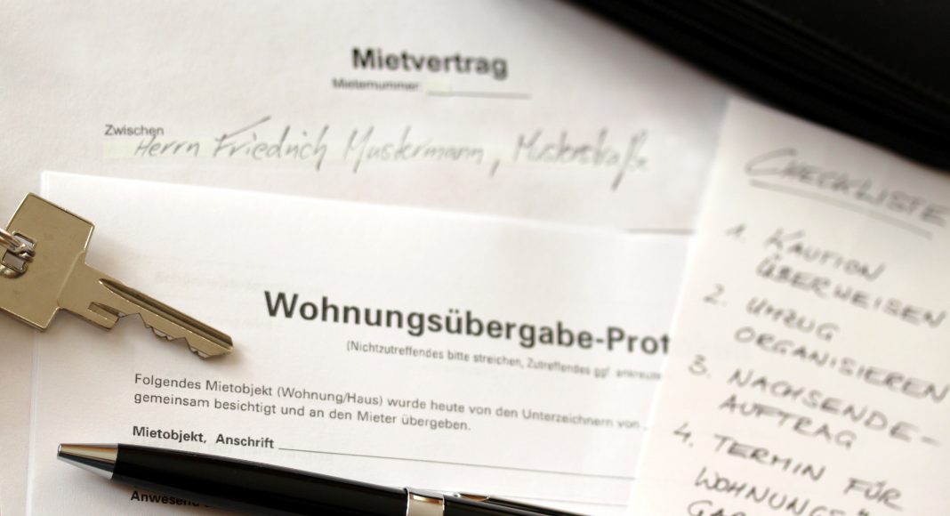 Mietvertrag, Wohnungsübergabe-Protokoll, Schlüssel und Stift