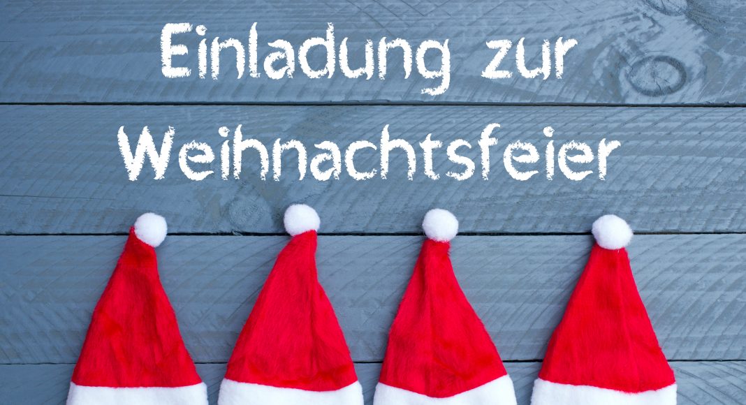Einladung zur Weihnachtsfeier - rote Zipfelmützen mit Text auf Holzhintergrund Weihnachtsfeier im Betrieb: Wer nicht aufpasst, tappt in Steuerfalle