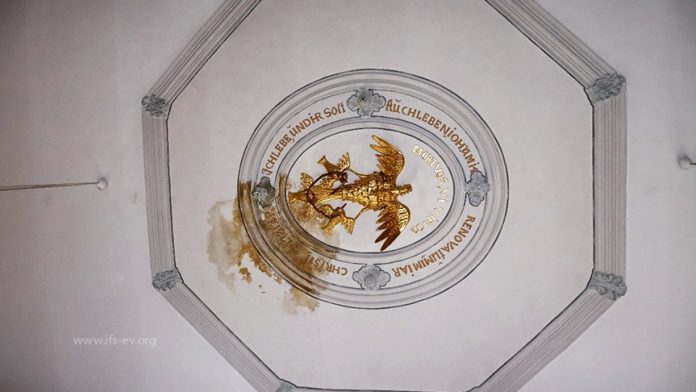 Saure Überraschung: Wasserschaden an der Stuckdecke