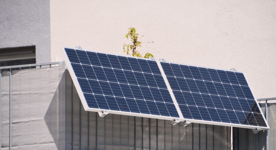 Balkonkraftwerke – Sonne rein, Mythen raus