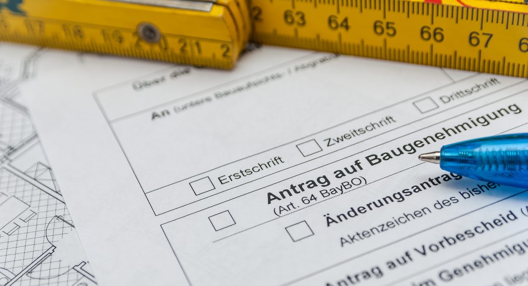 Deutschland diskutiert seit Jahren über Bürokratieabbau, schnellere Genehmigungen und eine leistungsfähigere Verwaltung. Kaum ein wirtschaftspolitisches Thema wird so häufig angesprochen – und gleichzeitig so selten konsequent umgesetzt. Angesichts einer schwächelnden Konjunktur, geopolitischer Unsicherheiten und eines zunehmenden Investitionsstaus wird die Frage nach einem funktionierenden Staat jedoch immer drängender.