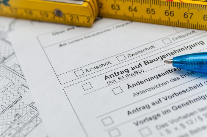 Deutschland diskutiert seit Jahren über Bürokratieabbau, schnellere Genehmigungen und eine leistungsfähigere Verwaltung. Kaum ein wirtschaftspolitisches Thema wird so häufig angesprochen – und gleichzeitig so selten konsequent umgesetzt. Angesichts einer schwächelnden Konjunktur, geopolitischer Unsicherheiten und eines zunehmenden Investitionsstaus wird die Frage nach einem funktionierenden Staat jedoch immer drängender.