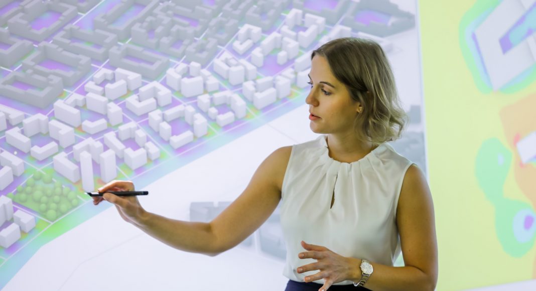 Theresa Fink vor einem digitalen Stadtmodell im City Intelligence Lab. Die ausgebildete Architektin ist Business Managerin im Bereich Digital Resilient Cities and Regions im Center for Energy am AIT Austrian Institute of Technology in Wien.