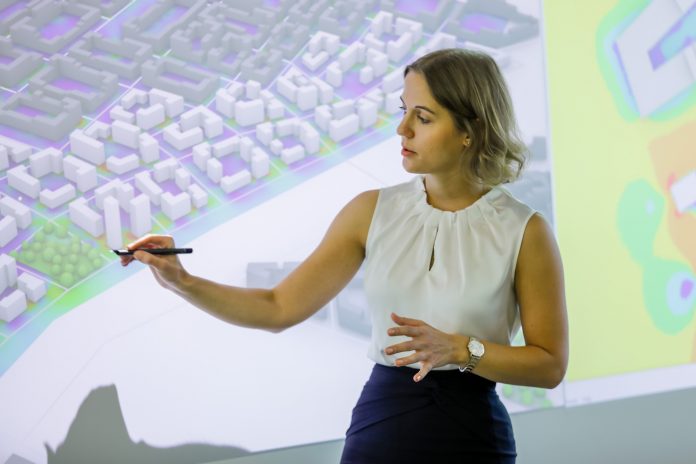 Theresa Fink vor einem digitalen Stadtmodell im City Intelligence Lab. Die ausgebildete Architektin ist Business Managerin im Bereich Digital Resilient Cities and Regions im Center for Energy am AIT Austrian Institute of Technology in Wien.