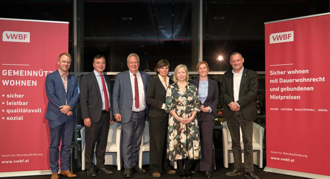 Gerald Kössl, Wohnwirtschaftliches Referat, GBV, Özgür Öner, Leiter Europabüro, GdW Bundesverband deutscher Wohnungs- und Immobilienunternehmen, Michael Gehbauer, Obmann, GBV, Gabu Heindl, Architektin und Stadtplanerin, Andrea Washietl, Obfrau, VWBF, Elke Hanel-Torsch, Nationalratsabgeordnete und Wohnbausprecherin der SPÖ (seit März 2026 Stadträtin für Wohnen, Wohnbau, Stadterneuerung und Frauen in Wien), und Michael Oberlechner, Nationalratsabgeordneter und Sprecher für Bauen und Wohnen, FPÖ Fotos: Florian Albert/VWBF